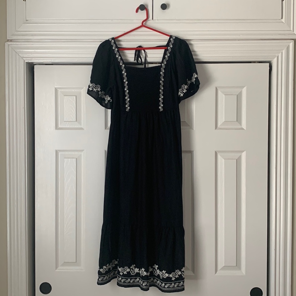 Short sleeve tie back black midi dress with white embroidery